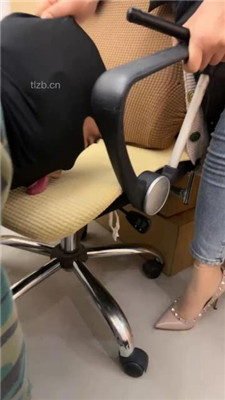 图片[17]_【喵主】桌底视角-胯下辱/铆钉高跟碾压踩/臭脚捂脸_HD绳艺资源