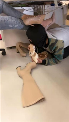 图片[20]_【喵主】桌底视角-胯下辱/铆钉高跟碾压踩/臭脚捂脸_HD绳艺资源