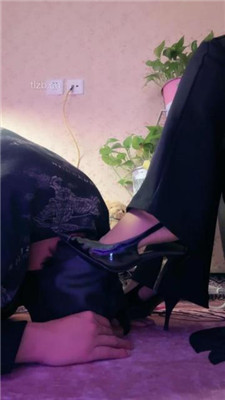 【傲雪】清理脏鞋底/近距离恋足舔_HD绳艺资源