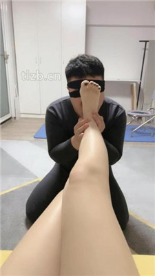 图片[3]_【若冰】仔细跪舔原味裸足脚趾_HD绳艺资源