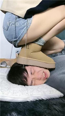 【梓S】棉袜雪地靴裸足-全体重踩脸_HD绳艺资源