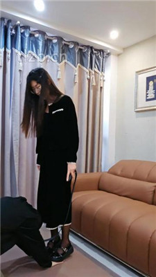 【嘉妮S】黑丝美腿虐-转胯/舔皮鞋/叼鞋闻鞋/吮吸脚趾_HD绳艺资源