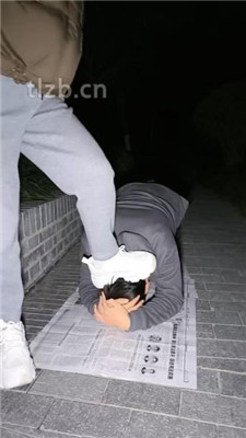 图片[16]_【冰爷】户外-骑马骑脖/运动鞋白袜踩踏_HD绳艺资源