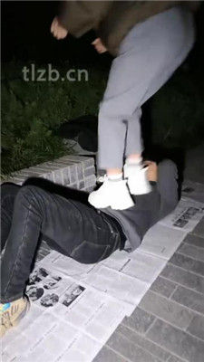 图片[17]_【冰爷】户外-骑马骑脖/运动鞋白袜踩踏_HD绳艺资源