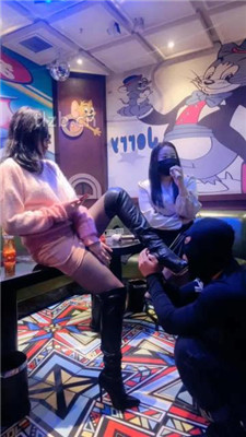 图片[20]_【小妮】KTV双调-长靴跪舔/踩踏钻胯/专用坐垫【双视角版】_HD绳艺资源