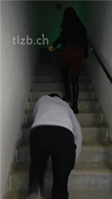 【猫爷】楼梯间遛狗爬行/长靴踩/喂圣水/闻腋下/脚插嘴_HD绳艺资源