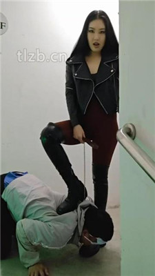 图片[5]_【猫爷】楼梯间遛狗爬行/长靴踩/喂圣水/闻腋下/脚插嘴_HD绳艺资源