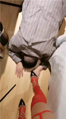 【露露斯】铆钉高跟红丝袜美腿踩狗【完整版】_HD绳艺资源