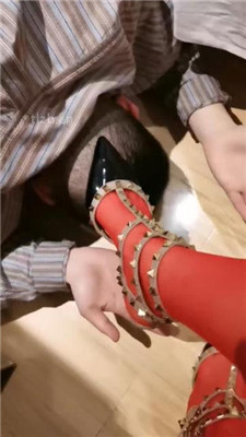 图片[3]_【露露斯】铆钉高跟红丝袜美腿踩狗【完整版】_HD绳艺资源