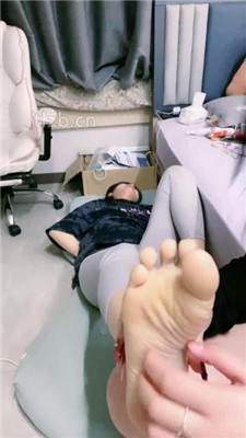 图片[4]_【小羊】母畜羞涩舔脚趾_HD绳艺资源