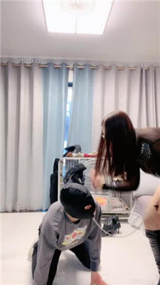 图片[2]_【伊兮夫妻】暴踢/耳光/鞋底抽耳光/磕头谢恩/关狗笼_HD绳艺资源