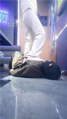 图片[3]_【小琪】KTV-运动鞋踩地毯/脚下舔脏鞋_HD绳艺资源