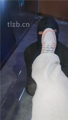 图片[5]_【小琪】KTV-运动鞋踩地毯/脚下舔脏鞋_HD绳艺资源