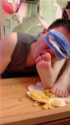 图片[12]_【可可绳艺导师】清理脚趾缝/脚踩喂食/脏鞋臭袜闻舔_HD绳艺资源