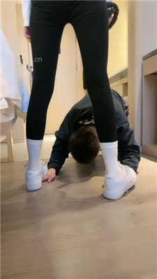 【酒鸽】小白鞋白袜踩狗爪/骑马转胯/狂吸白袜脚/吃袜_HD绳艺资源