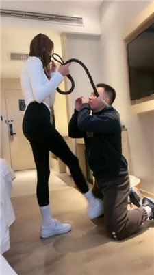 图片[10]_【酒鸽】小白鞋白袜踩狗爪/骑马转胯/狂吸白袜脚/吃袜_HD绳艺资源