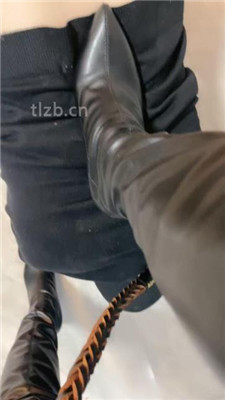 图片[8]_【戚戚情侣】狗舌头清理长靴/狗链拴狗/黑丝裸足狂舔_HD绳艺资源