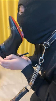 图片[10]_【戚戚情侣】狗舌头清理长靴/狗链拴狗/黑丝裸足狂舔_HD绳艺资源