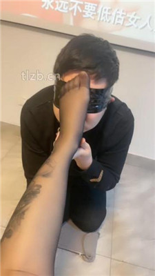 图片[15]_【戚戚情侣】狗舌头清理长靴/狗链拴狗/黑丝裸足狂舔_HD绳艺资源