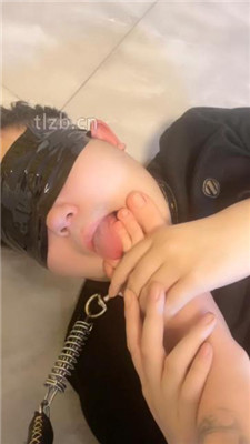 图片[18]_【戚戚情侣】狗舌头清理长靴/狗链拴狗/黑丝裸足狂舔_HD绳艺资源