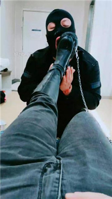 图片[8]_【酒精泡芙】桌底视角-长靴踩地毯/舔酸奶脏靴子/骑马_HD绳艺资源