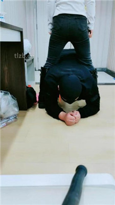 图片[10]_【酒精泡芙】桌底视角-长靴踩地毯/舔酸奶脏靴子/骑马_HD绳艺资源