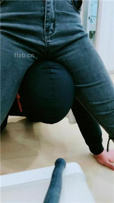 图片[11]_【酒精泡芙】桌底视角-长靴踩地毯/舔酸奶脏靴子/骑马_HD绳艺资源