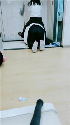 图片[12]_【酒精泡芙】桌底视角-长靴踩地毯/舔酸奶脏靴子/骑马_HD绳艺资源