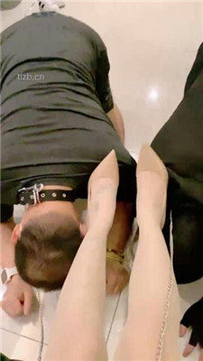 【小软】虐双奴-高跟踩狗爪/狗链拴狗/转胯踩踏_HD绳艺资源