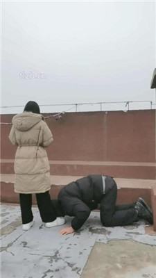 【阿北】户外天台tj-口水舔脚圣水_HD绳艺资源