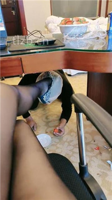 【诗恩大大】桌底视角-下贱员工黑丝高跟喂食_HD绳艺资源