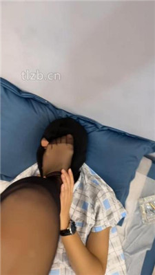 【麻辣女教官】高跟黑丝脚踩地毯狗_HD绳艺资源