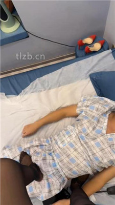 图片[3]_【麻辣女教官】高跟黑丝脚踩地毯狗_HD绳艺资源