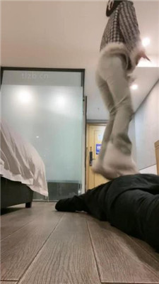 图片[6]_【乔妹】跪舔毛毛脏鞋/跳踩脚垫_HD绳艺资源