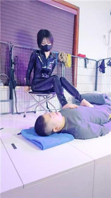 【诗琪】皮衣女神调-踩踏/抽耳光/磕头_HD绳艺资源