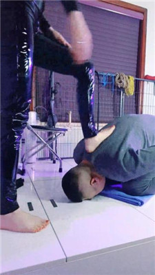 图片[18]_【诗琪】皮衣女神调-踩踏/抽耳光/磕头_HD绳艺资源