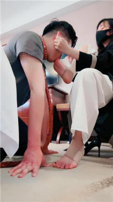 图片[14]_【紫琳】转胯爬行/sp/肉丝高跟舔/揪耳朵/人肉座椅/鞋跟插嘴_HD绳艺资源