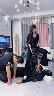 图片[3]_【麋鹿银儿】素人模特S-高难度挑战虐三奴-骑马踩踏/训练/白袜捂脸/提档_HD绳艺资源