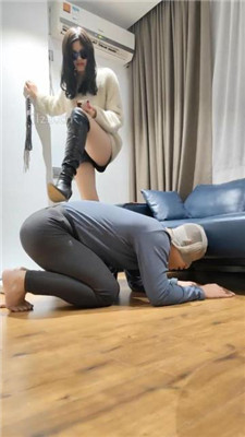 图片[2]_【PeiPei】散鞭抽打/人肉座椅/长靴踩虐/品尝裸足脚趾_HD绳艺资源