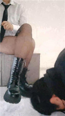 【王昭君】逛街一天脏鞋原味脚辱家奴_HD绳艺资源