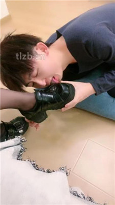 图片[3]_【啡啡】双S-跪舔皮鞋黑丝/狂吸脚趾/脚插嘴/转胯/臭脚捂脸_HD绳艺资源