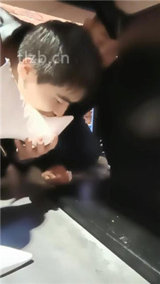 图片[4]_【乐爷】双奴-桌底视角-短靴网袜踩踏喂食_HD绳艺资源