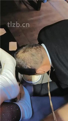 图片[6]_【乐爷】双奴-桌底视角-短靴网袜踩踏喂食_HD绳艺资源