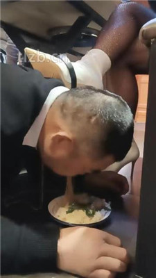 图片[13]_【乐爷】双奴-桌底视角-短靴网袜踩踏喂食_HD绳艺资源