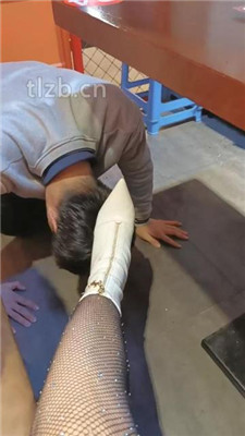 图片[18]_【乐爷】双奴-桌底视角-短靴网袜踩踏喂食_HD绳艺资源