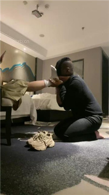 图片[4]_【芊芊】运动鞋白袜气味辱/踩踏/脚喂食/耳光/口水_HD绳艺资源