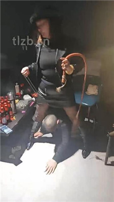 图片[10]_【乐爷】KTV聚会公开处刑-长靴踩虐踢踹_HD绳艺资源