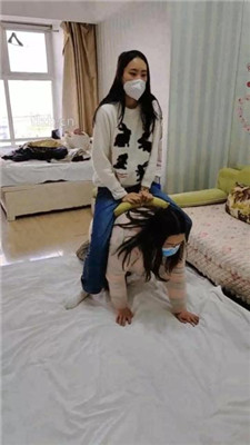 【樱樱】母畜-犬化骑马爬行/跪舔裸足_HD绳艺资源