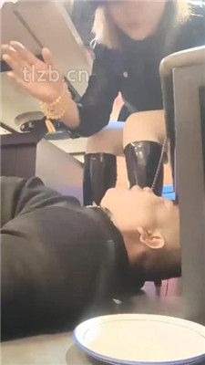 图片[8]_【乐爷】桌底下-长靴蹂躏地毯狗/踩踏喂食_HD绳艺资源