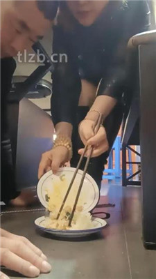 图片[9]_【乐爷】桌底下-长靴蹂躏地毯狗/踩踏喂食_HD绳艺资源